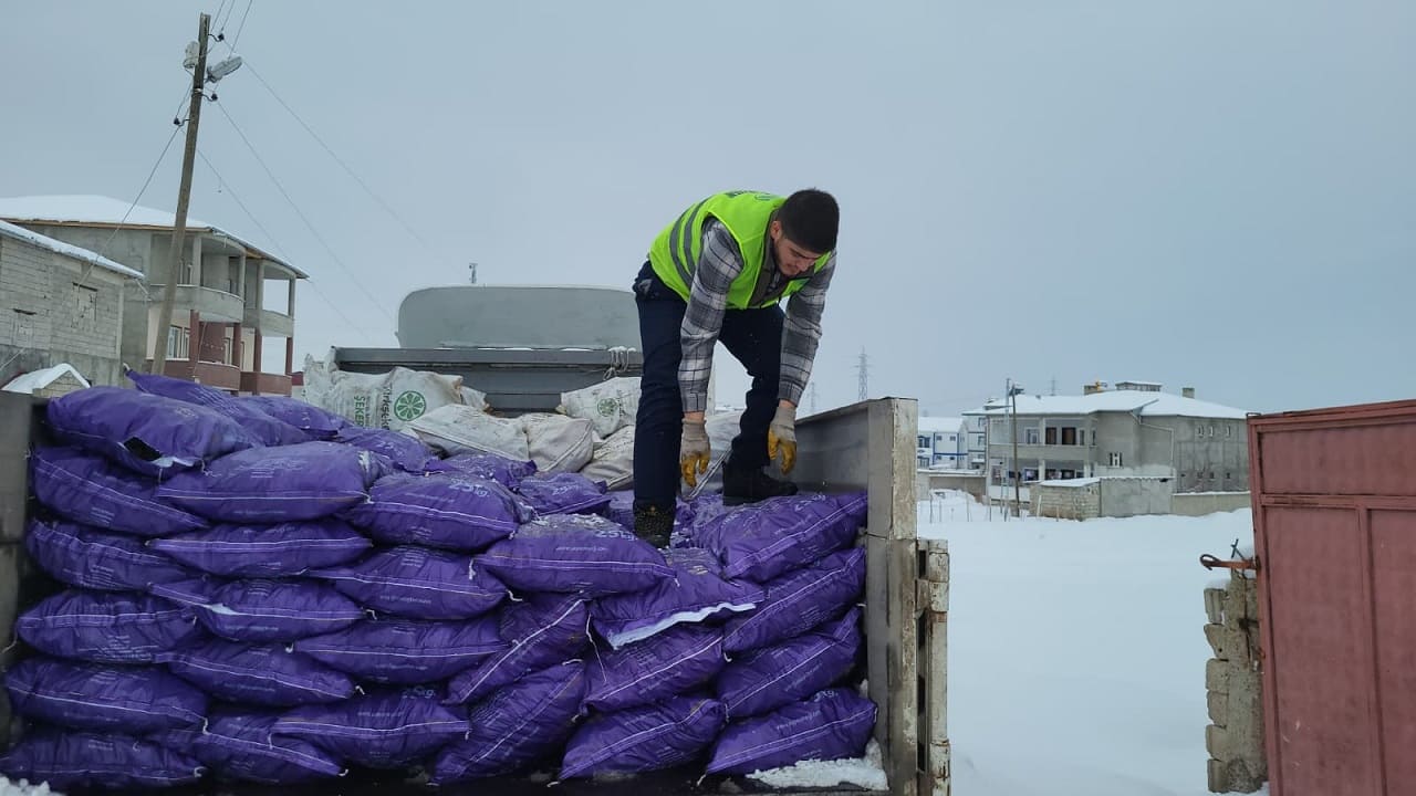 Van’da Ihtiyaç Sahibi Ailelere Tonlarca Kömür Ve Odun Yardımı! (7)