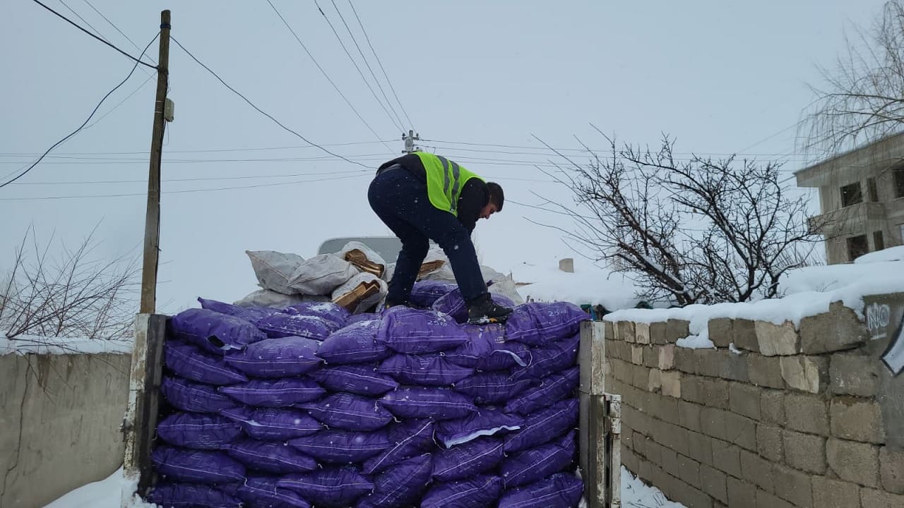 Van’da Ihtiyaç Sahibi Ailelere Tonlarca Kömür Ve Odun Yardımı! (8)