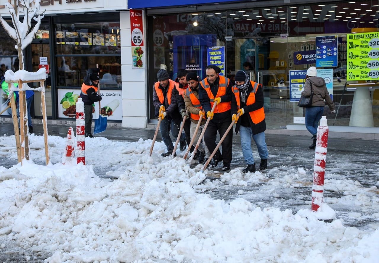 Van’da Kar Temizliği 6 Bin Kilometrelik Yol Açıldı (1)
