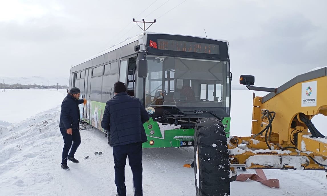 Van'da Kara Saplanan Otobüsü Belediye Ekipleri Kurtardı (1)