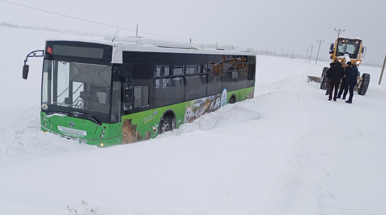 Van'da Kara Saplanan Otobüsü Belediye Ekipleri Kurtardı (3)