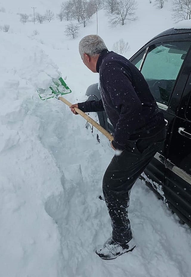 Van’da Seyir Halindeki Araca Çığ Düştü! (2)