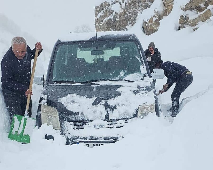 Van’da Seyir Halindeki Araca Çığ Düştü! (3)