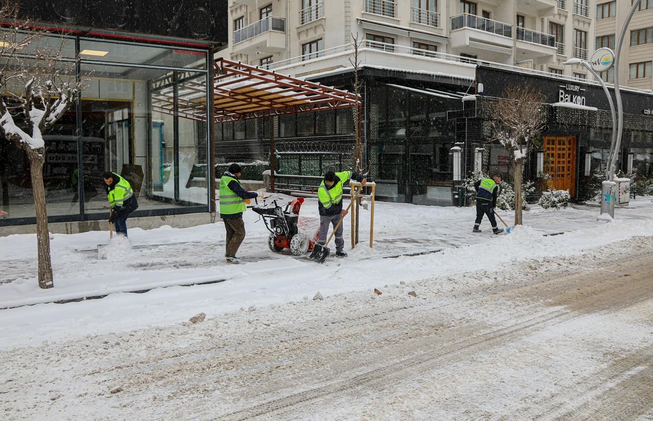 Van’da Tuzlama Ve Küreme Çalışmaları Sürüyor (2)