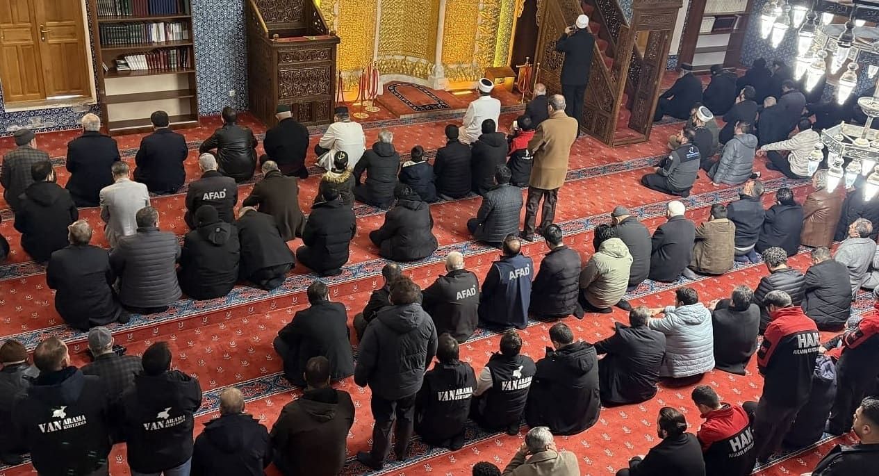 6 Şubat Depremlerinde Hayatını Kaybedenler Van’da Anıldı (3)