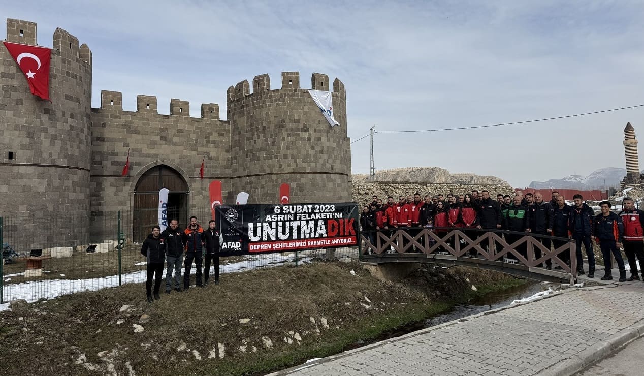 6 Şubat Depremlerinde Hayatını Kaybedenler Van’da Anıldı (6)