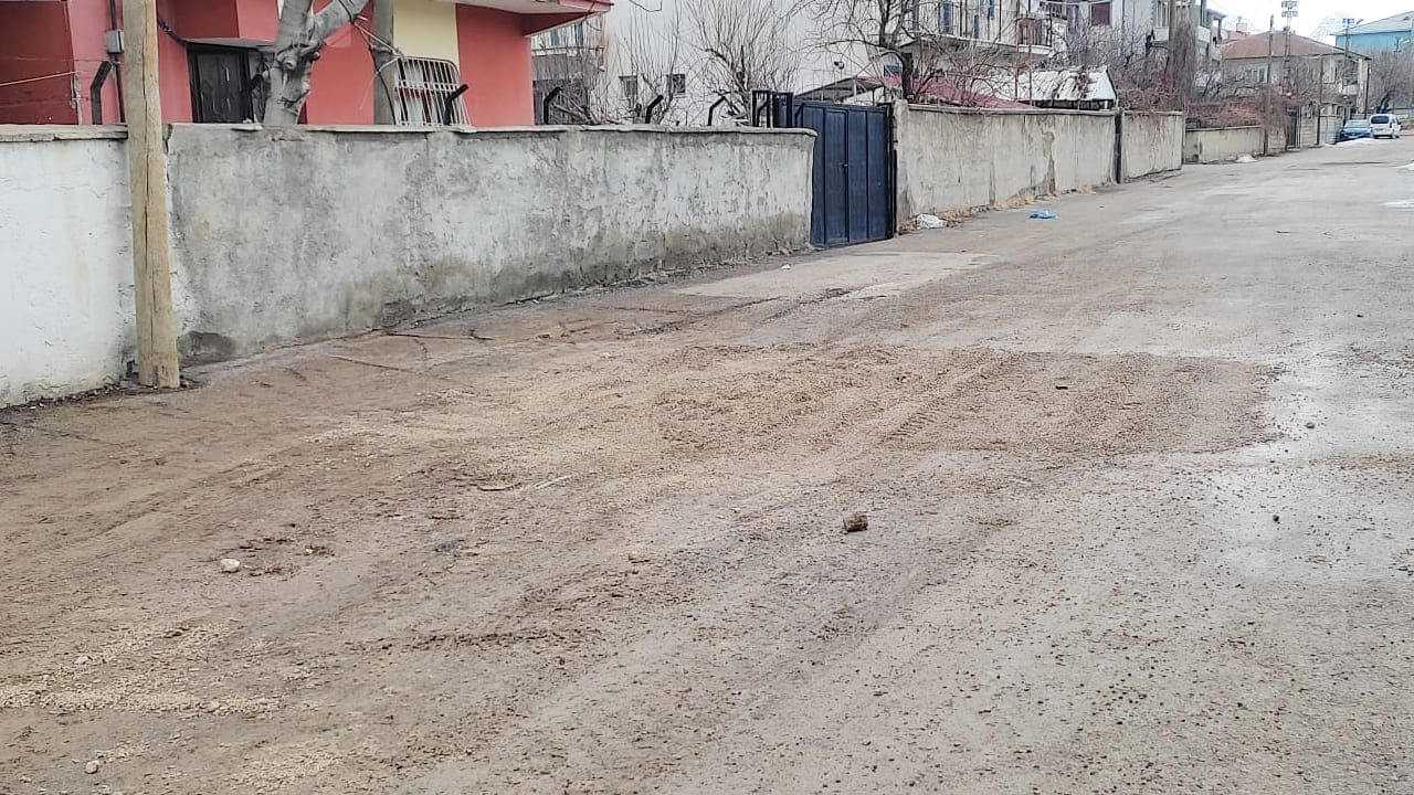 Haberimiz Sonrası Harekete Geçildi! İpekyolu’nda Çöken Yol Onarıldı (1)