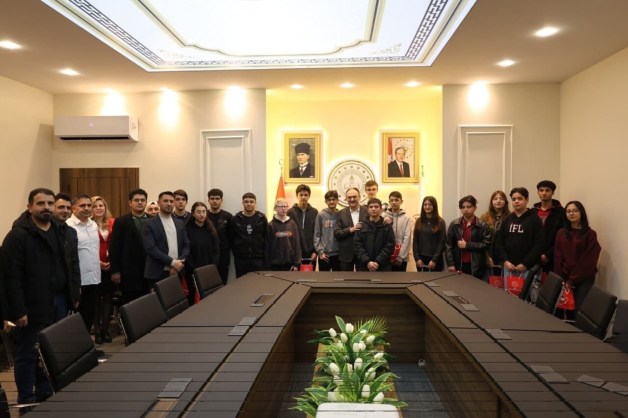 Van Milli Eğitim Müdürü Çandıroğlu’ndan Dereceye Giren Öğrencilere Hediye (1)