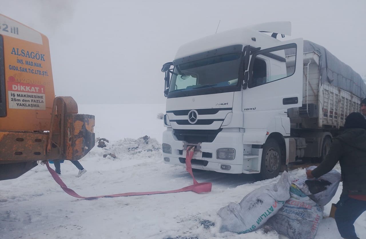 Van’da Araçlar Kar Ve Tipide Mahsur Kaldı! (3)