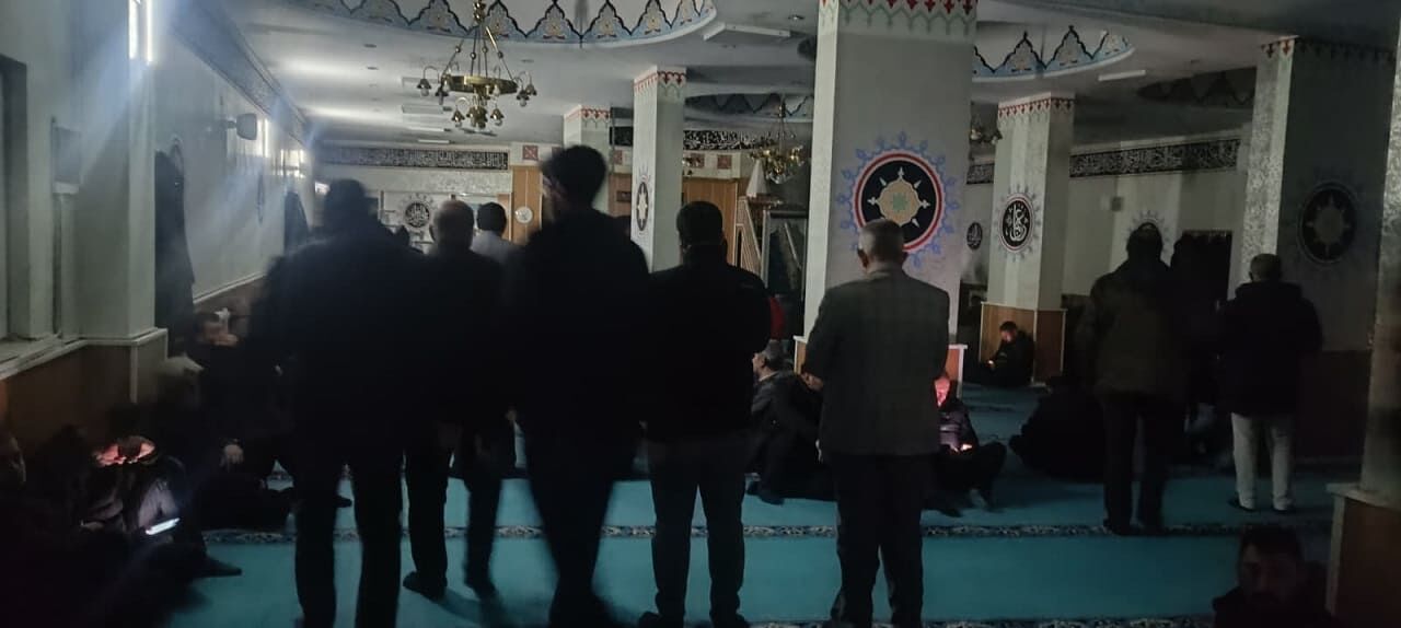 Van’da Cuma Namazı Karanlıkta Kılındı! (3)