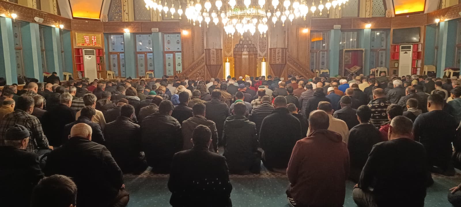 Van'da Ilk Teravih Namazında Camiler Doldu!3