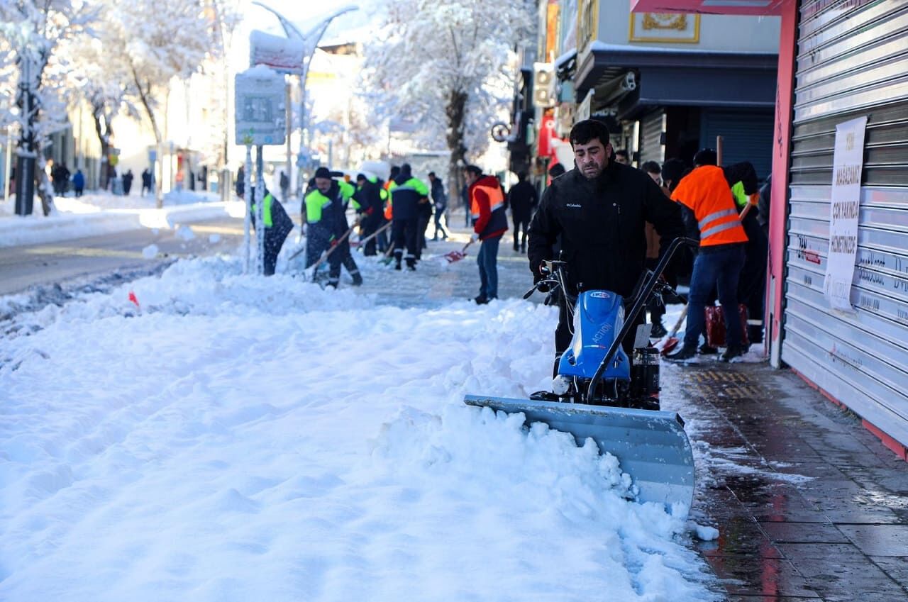 Van’da Kar Temizleme Mesaisi (1)