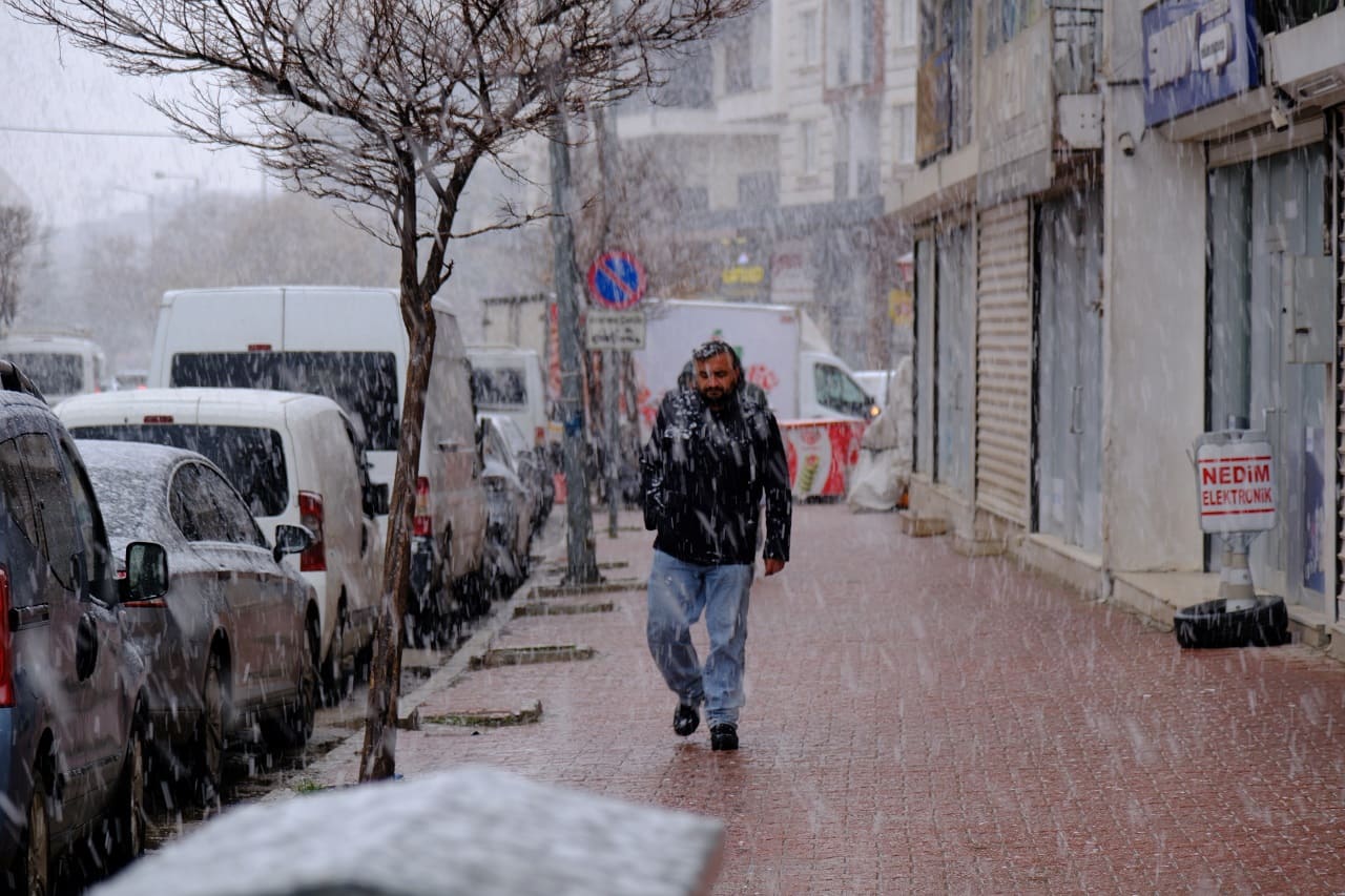 Van’da Kar Yağışı Ger Döndü, Kent Yeniden Beyaza Büründü (1)