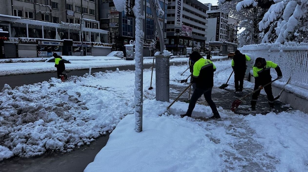 Van’da Kar Yağışı Hayatı Durma Noktasına Getirdi! (2)