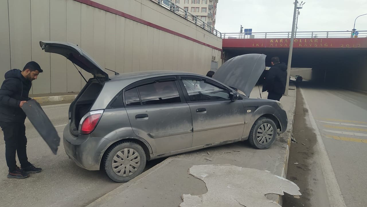 Van’da Kontrolden Çıkan Araç Refüje Çıktı! (1)