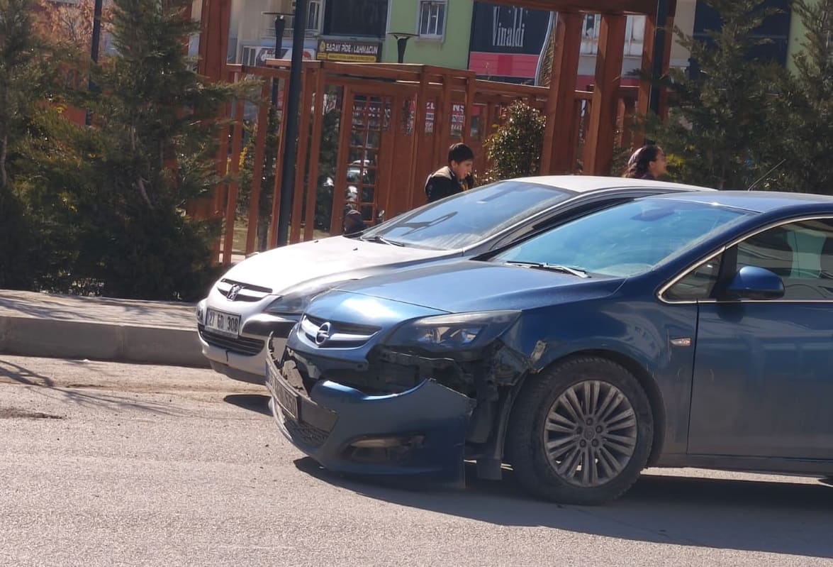 Van’da Otomobil Belediye Otobüsüyle Çarpıştı! (1)