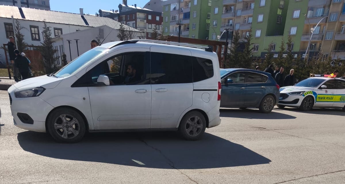 Van’da Otomobil Belediye Otobüsüyle Çarpıştı! (4)