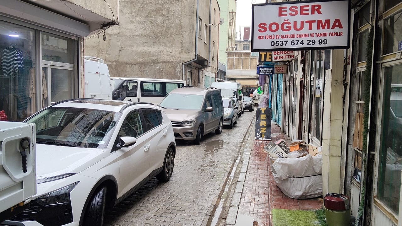 Van’da Sokaklar Otoparka Döndü İş Yerlerine Giriş Kapandı… (1)