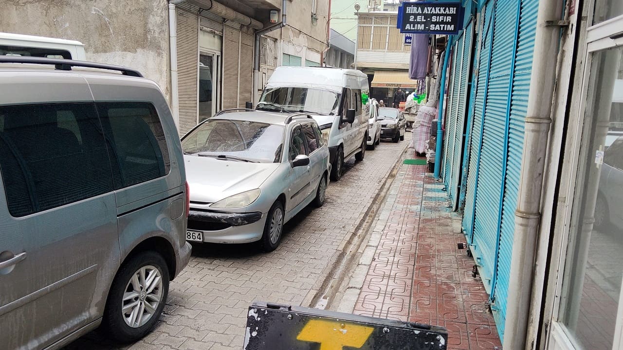 Van’da Sokaklar Otoparka Döndü İş Yerlerine Giriş Kapandı… (2)