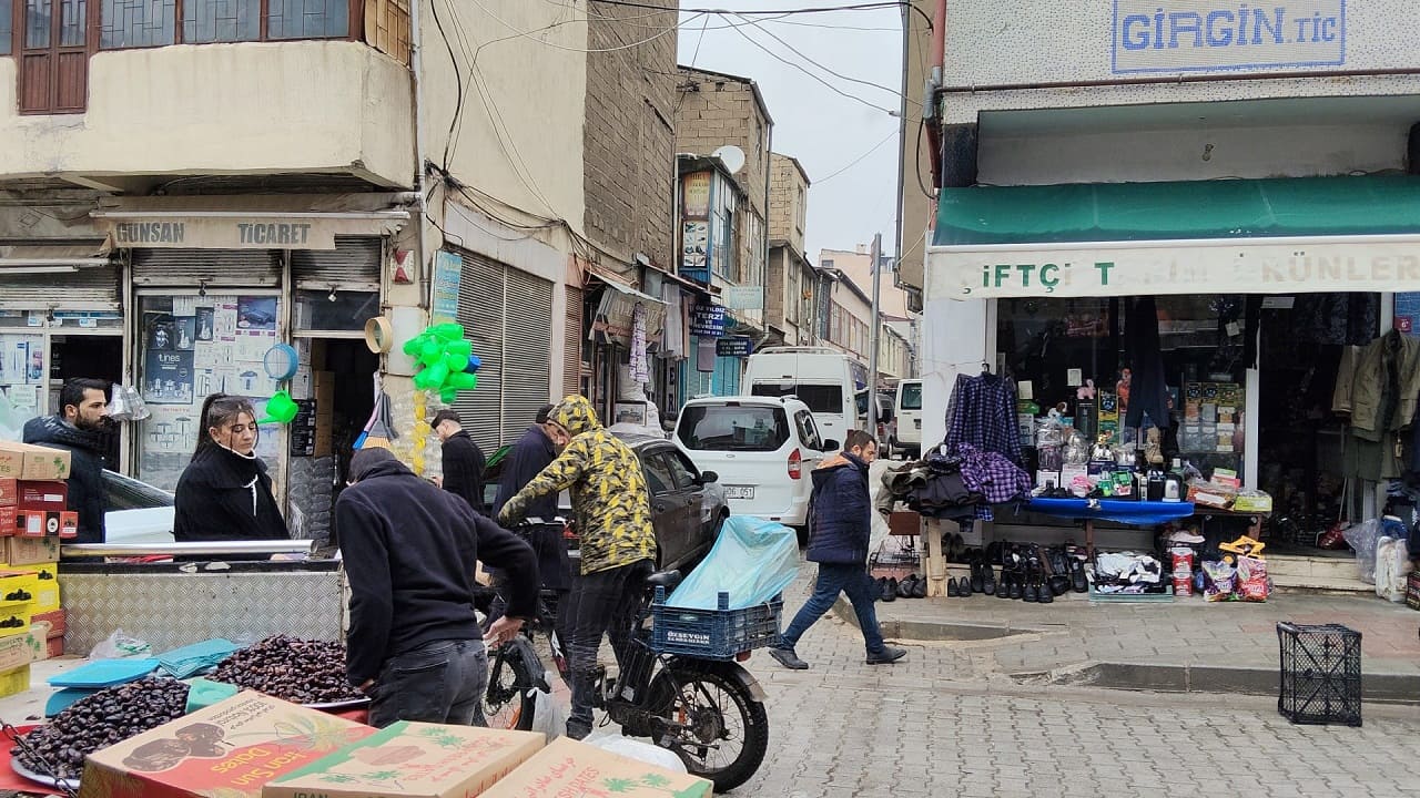 Van’da Sokaklar Otoparka Döndü İş Yerlerine Giriş Kapandı… (4)