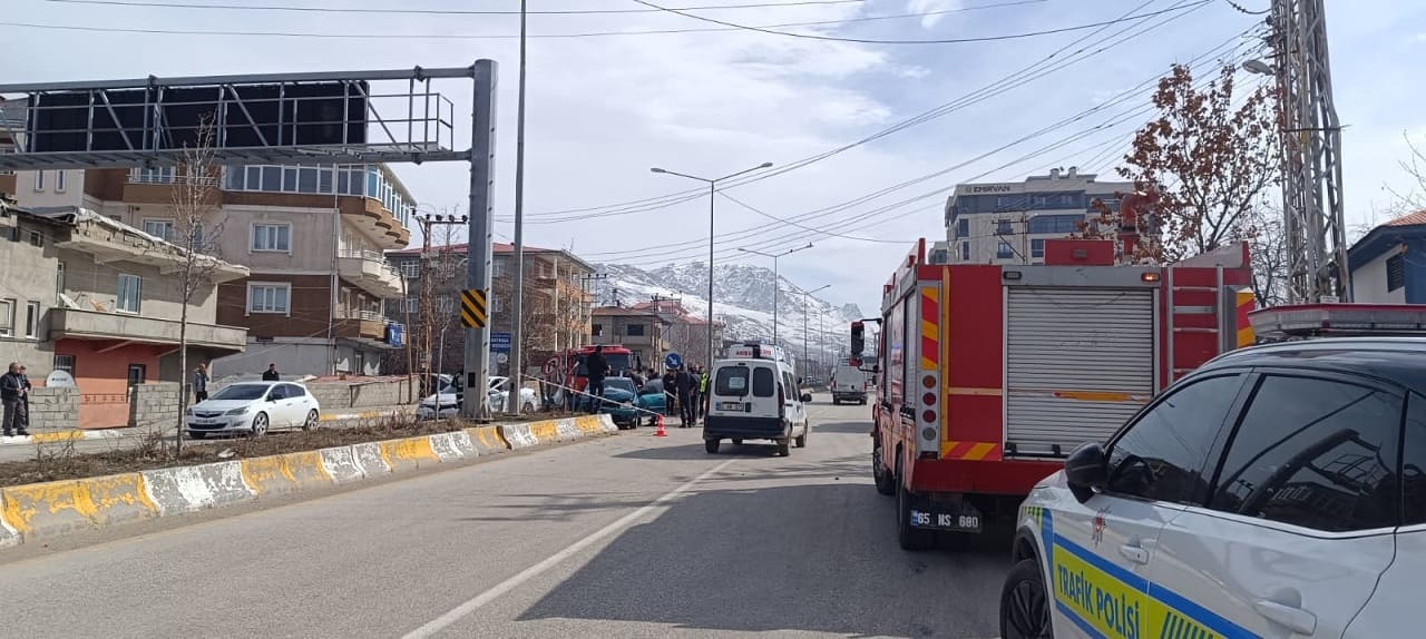 Van'da Son Dakika Feci Kaza Çok Sayıda Yaralı Var (1)