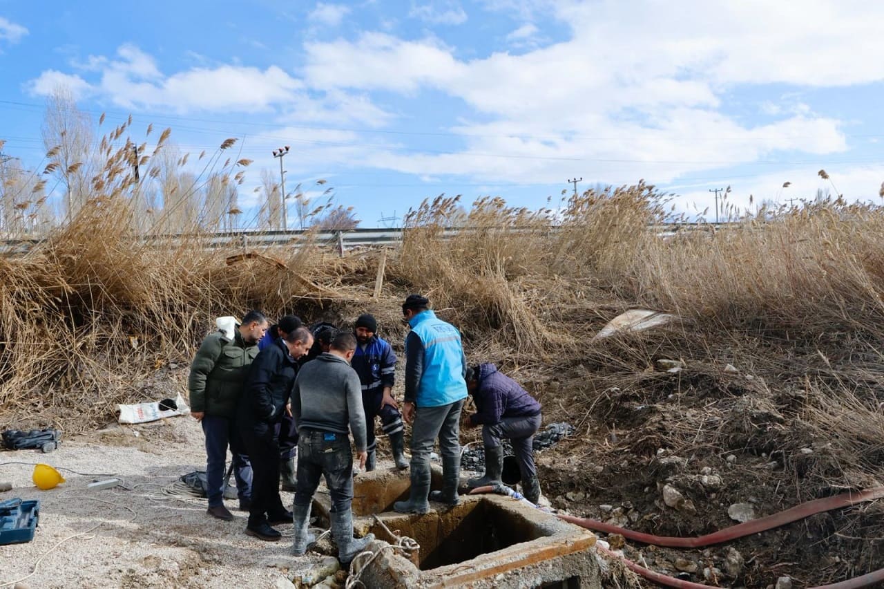 Van'da Su Kesintisine Yol Açan Arızaya Müdahale! (4)