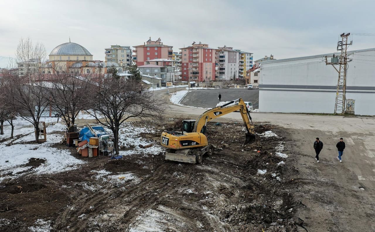 Van’da Trafiği Rahatlatacak Hamle Yol Genişletiliyor (2)