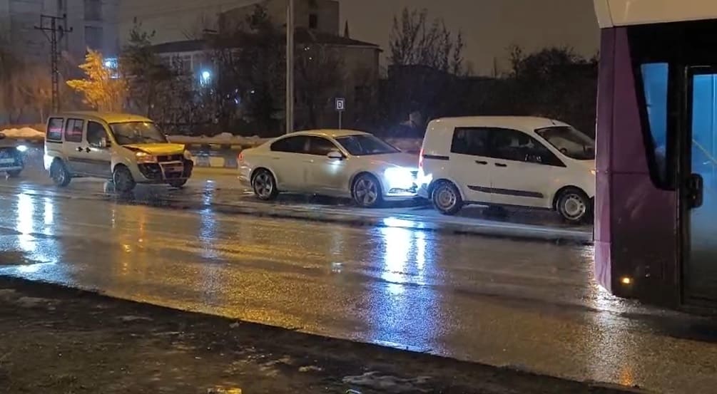 Van’da Yağış Zincirleme Kazaya Yol Açtı! (1)-1