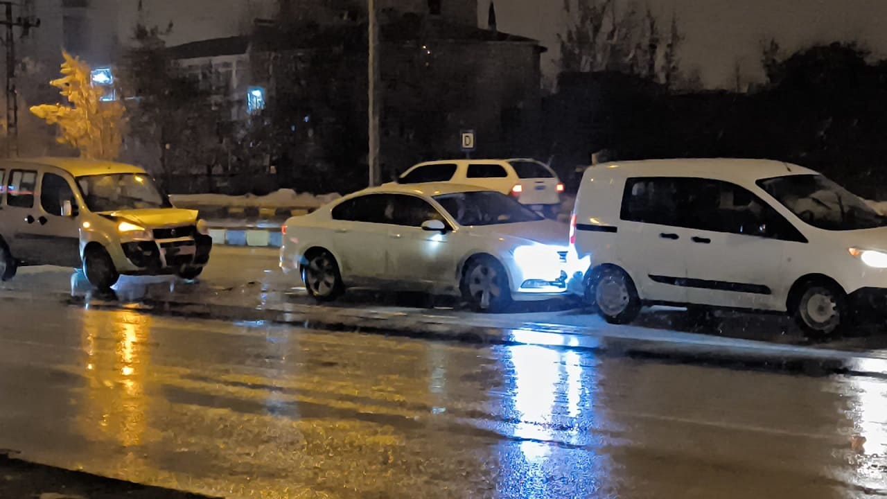 Van’da Yağış Zincirleme Kazaya Yol Açtı! (1)