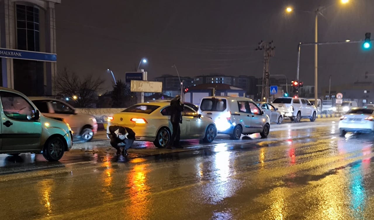 Van’da Yağış Zincirleme Kazaya Yol Açtı! (3)