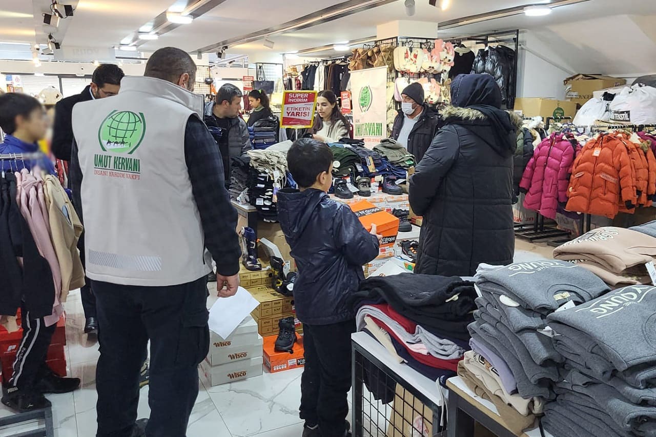 Vanlı Hayırseverden Çocuklara Kışlık Giyim Yardımı (3)