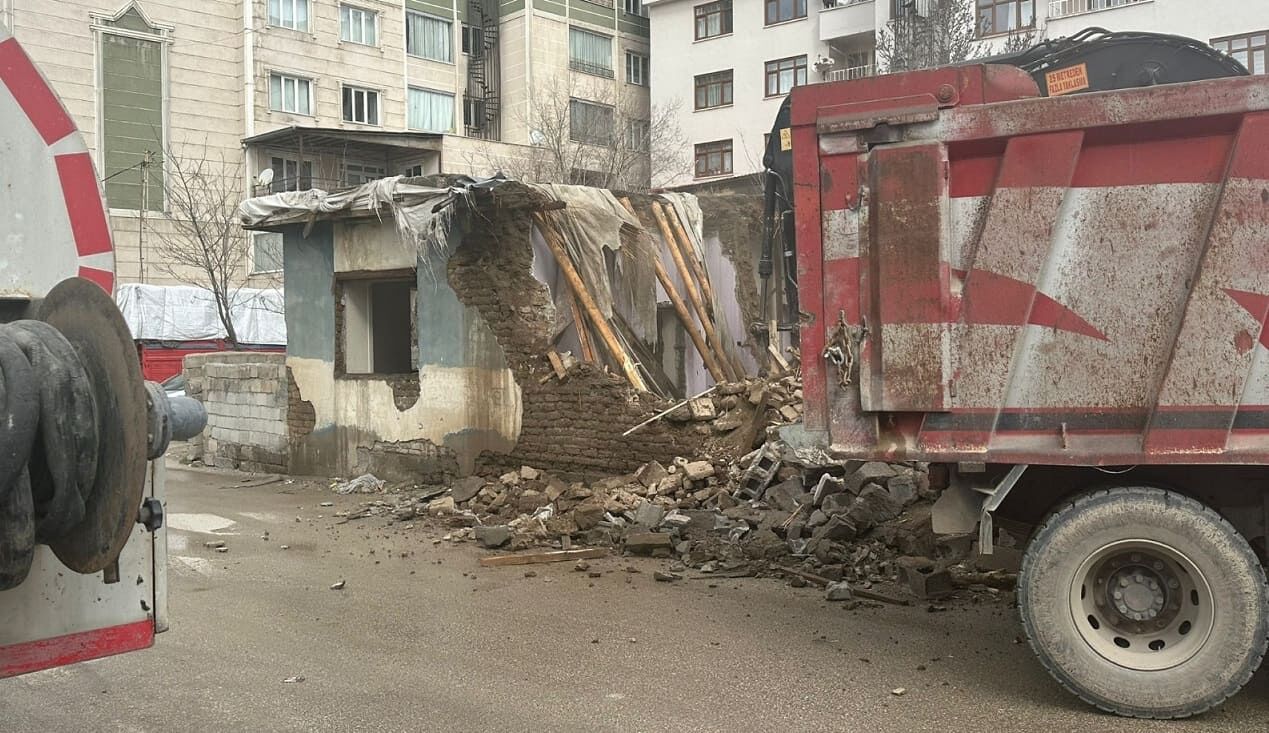 Bağımlıların Mekanı Haline Gelen Metruk Bina Yıkıldı (1)