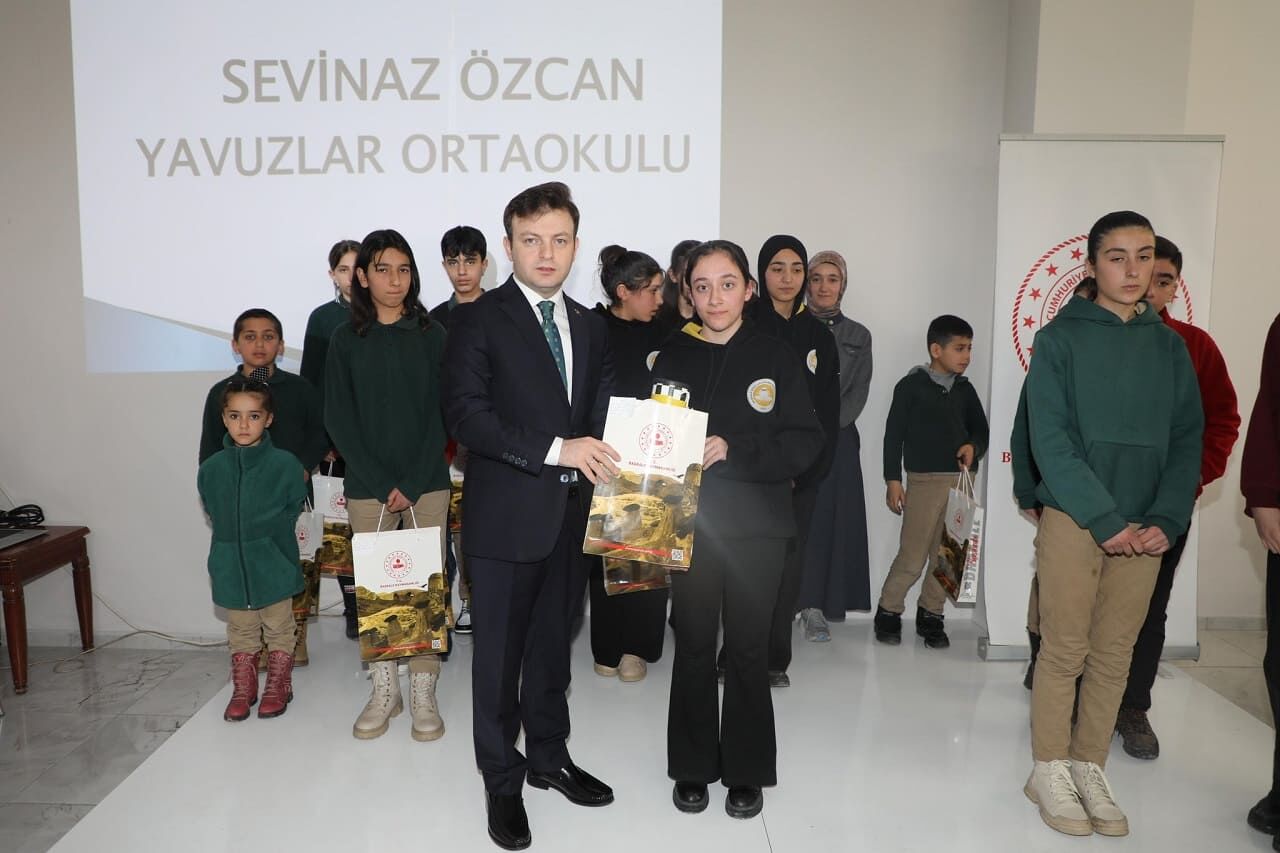 Başkale’de Öğrenciler Ödüllerini Aldı (1)