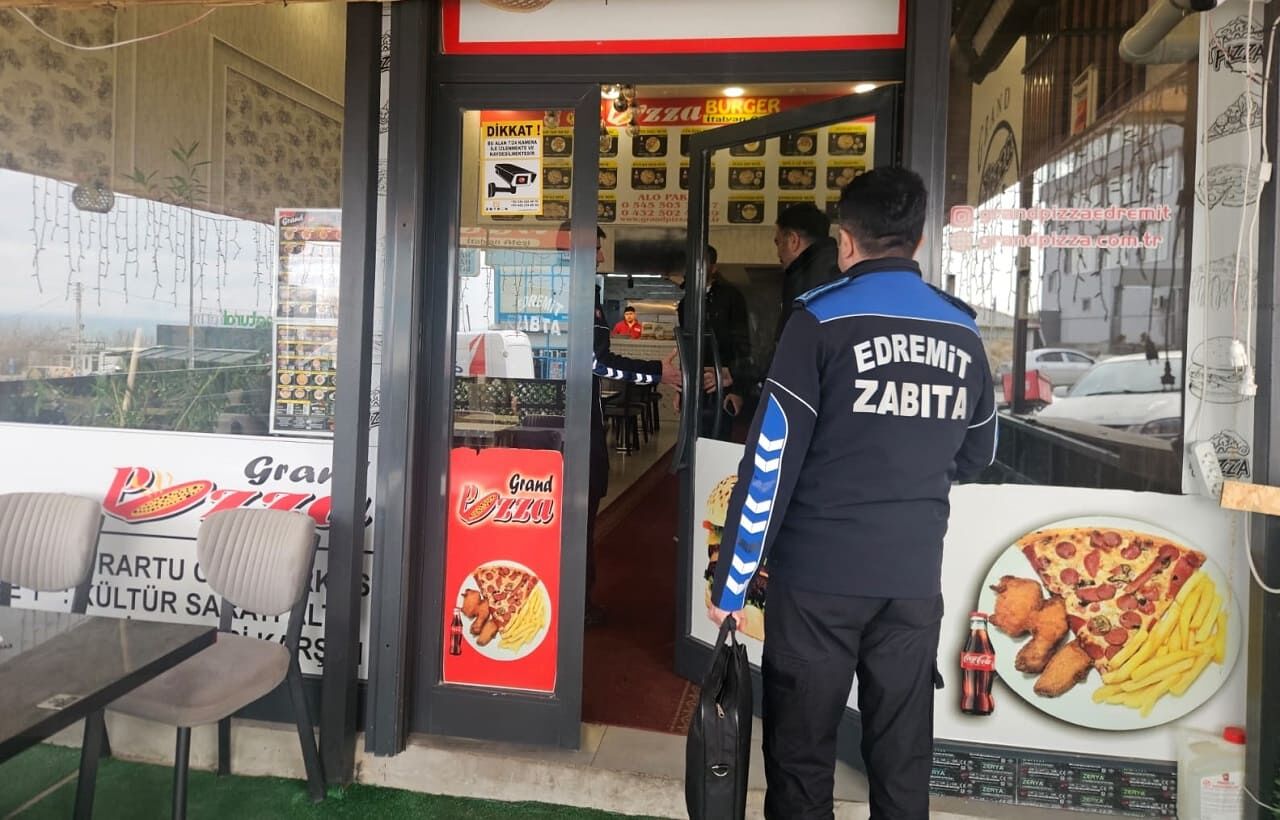 Edremit’te Kaldırım Işgali Yapan Esnaflara Uyarı! (2)