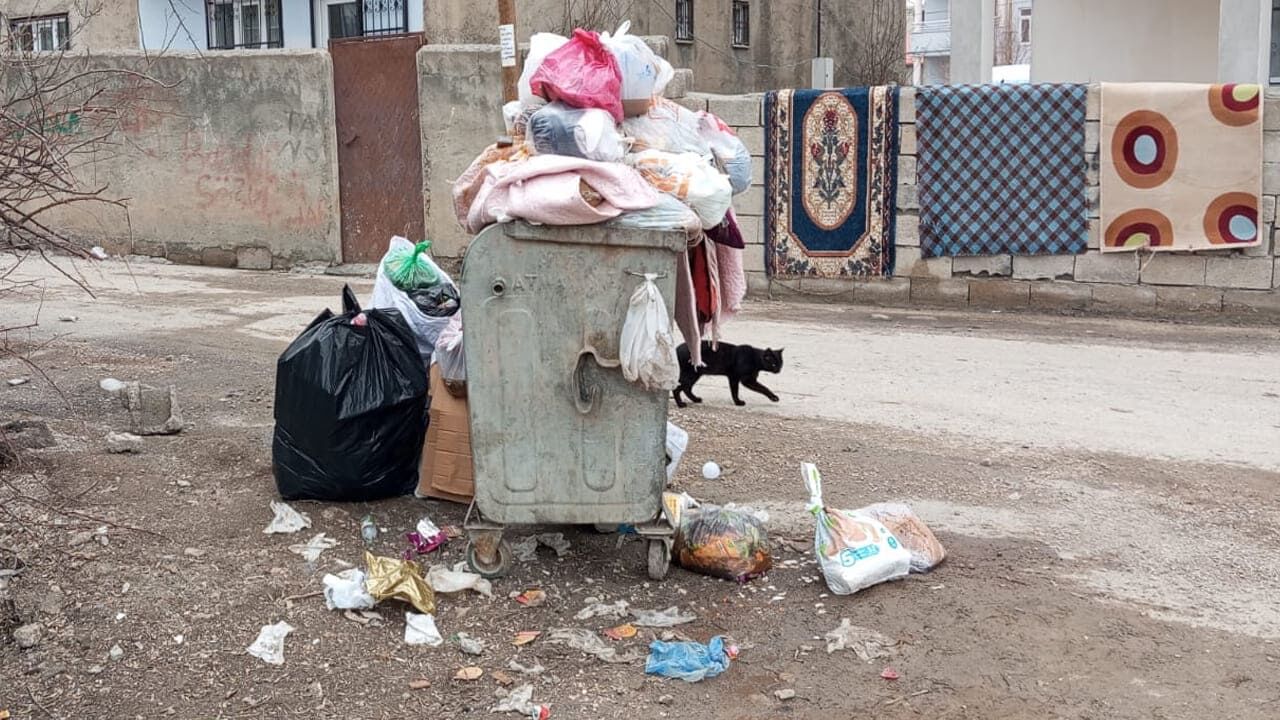 İpekyolu’nda Sokaklar Çöp Içinde (3)