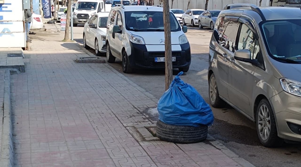 Van Büyükşehir Belediyesi Çöp Kutusu Almaktan Aciz Mi (5)