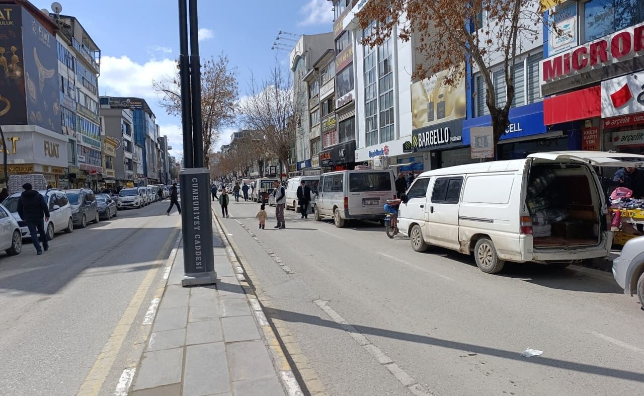 Van Cumhuriyet Caddesi Trafiğe Kapatıldı! Tezgahlar Kurulmaya Başlandı… (1)