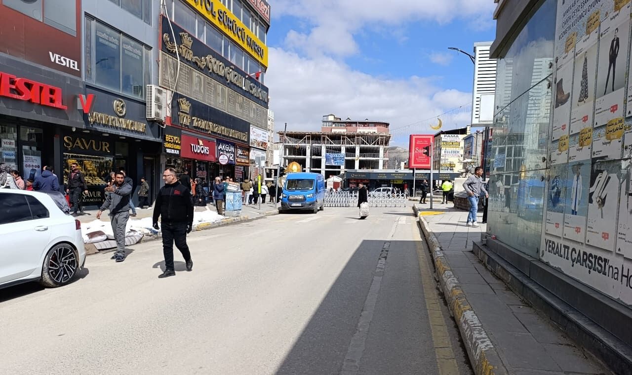 Van Cumhuriyet Caddesi Trafiğe Kapatıldı! Tezgahlar Kurulmaya Başlandı… (2)