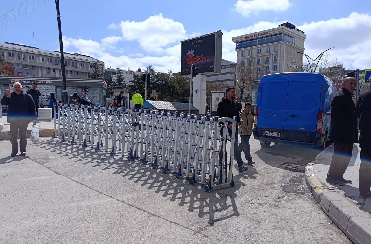 Van Cumhuriyet Caddesi Trafiğe Kapatıldı! Tezgahlar Kurulmaya Başlandı… (3)