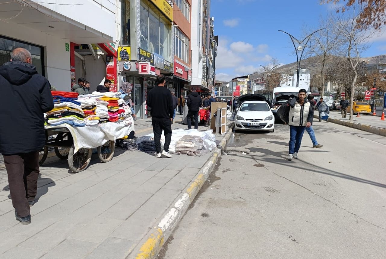 Van Cumhuriyet Caddesi Trafiğe Kapatıldı! Tezgahlar Kurulmaya Başlandı… (4)