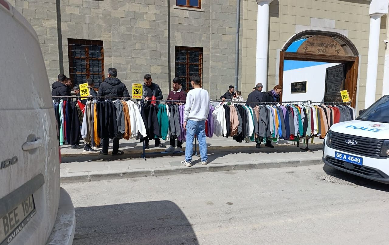 Van Cumhuriyet Caddesi Trafiğe Kapatıldı! Tezgahlar Kurulmaya Başlandı… (5)