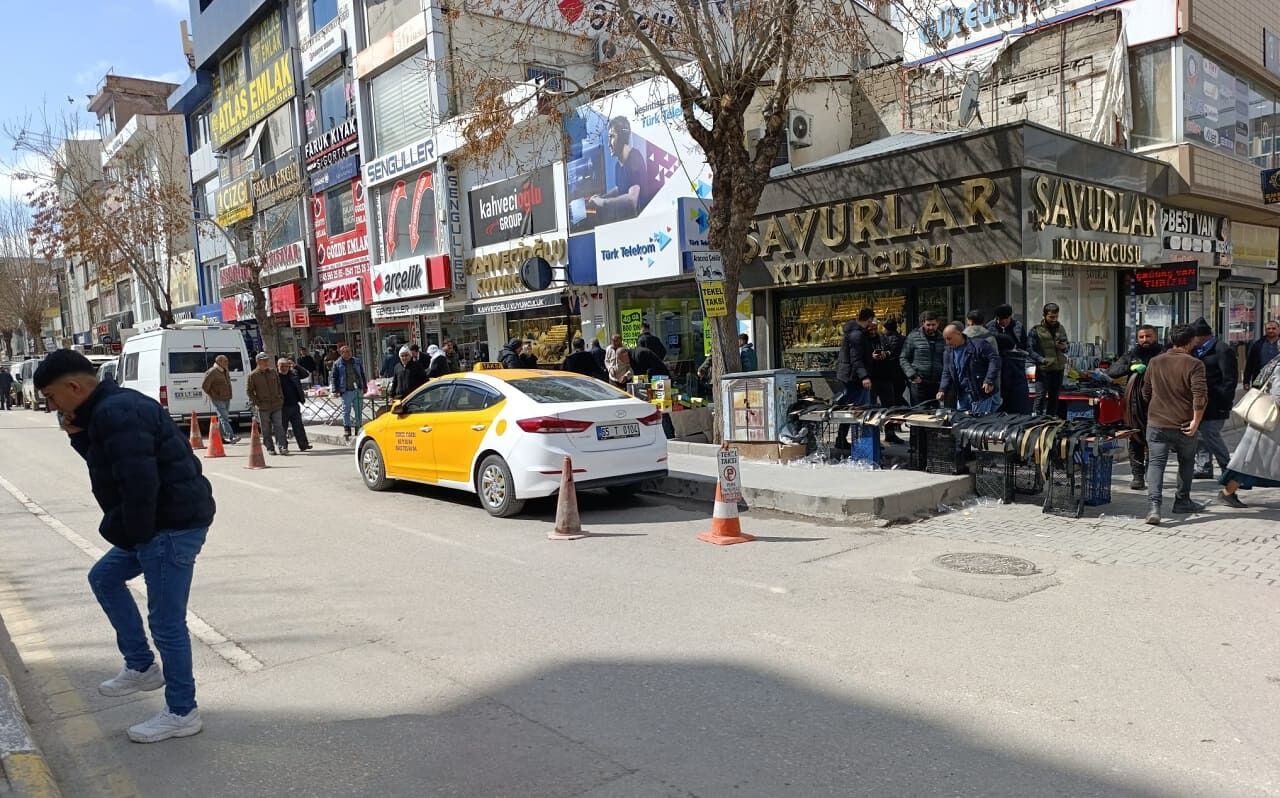 Van Cumhuriyet Caddesi Trafiğe Kapatıldı! Tezgahlar Kurulmaya Başlandı… (6)
