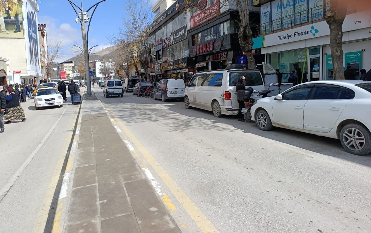 Van Cumhuriyet Caddesi Trafiğe Kapatıldı! Tezgahlar Kurulmaya Başlandı… (7)