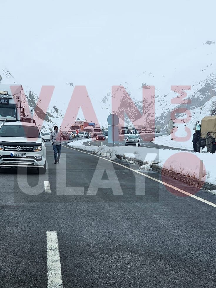 Van – Hakkari Yoluna Çığ Düştü! (1)