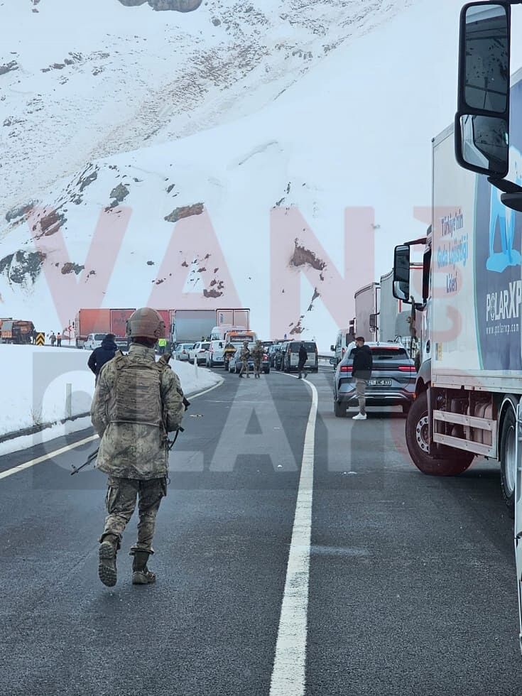 Van – Hakkari Yoluna Çığ Düştü! (2)