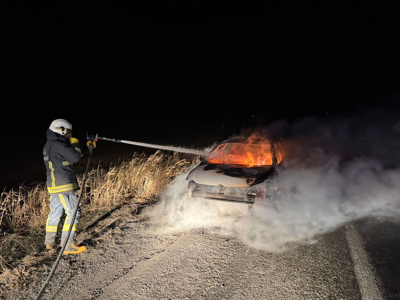 Van’da Alev Alan Araçta Son Anda Kurtuldular! (2)