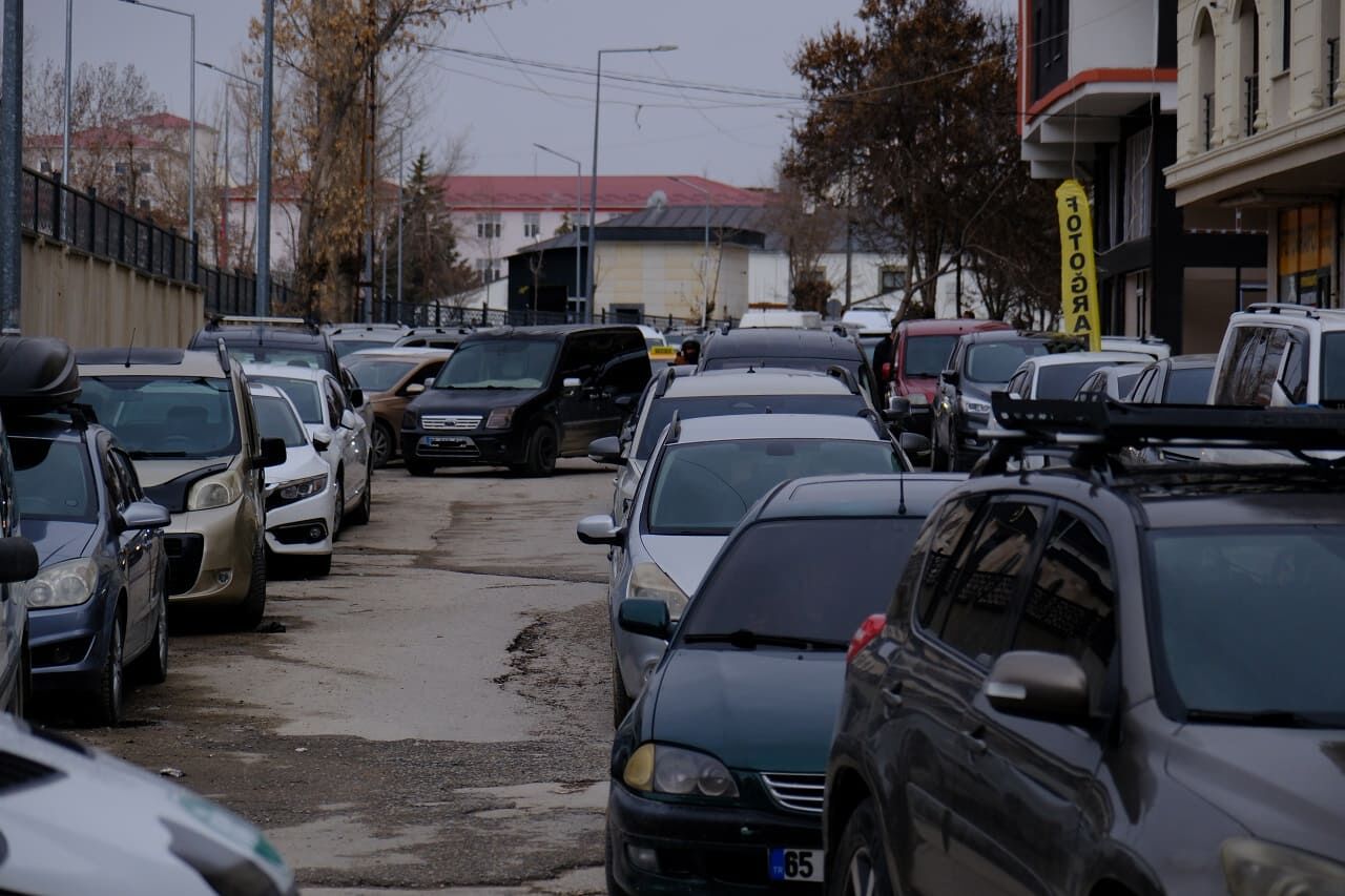 Van’da Aracını Yolun Ortasına Park Eden Sürücü Pes Dedirtti! (3)