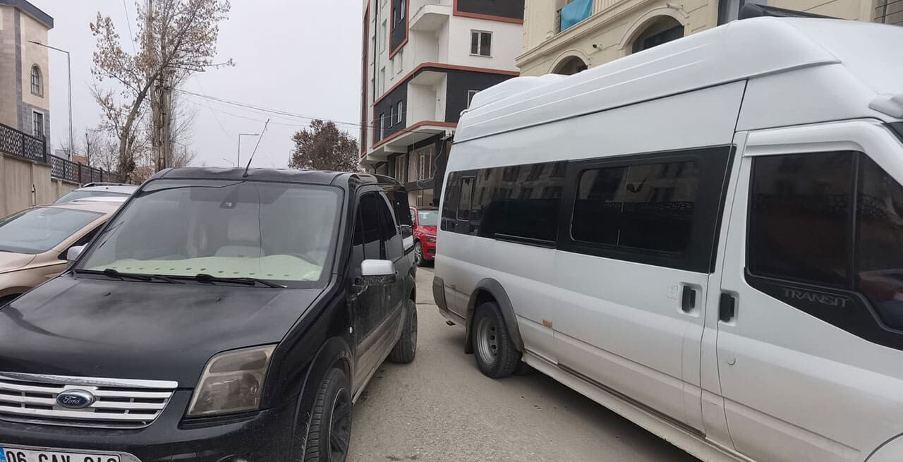 Van’da Aracını Yolun Ortasına Park Eden Sürücü Pes Dedirtti! (5)