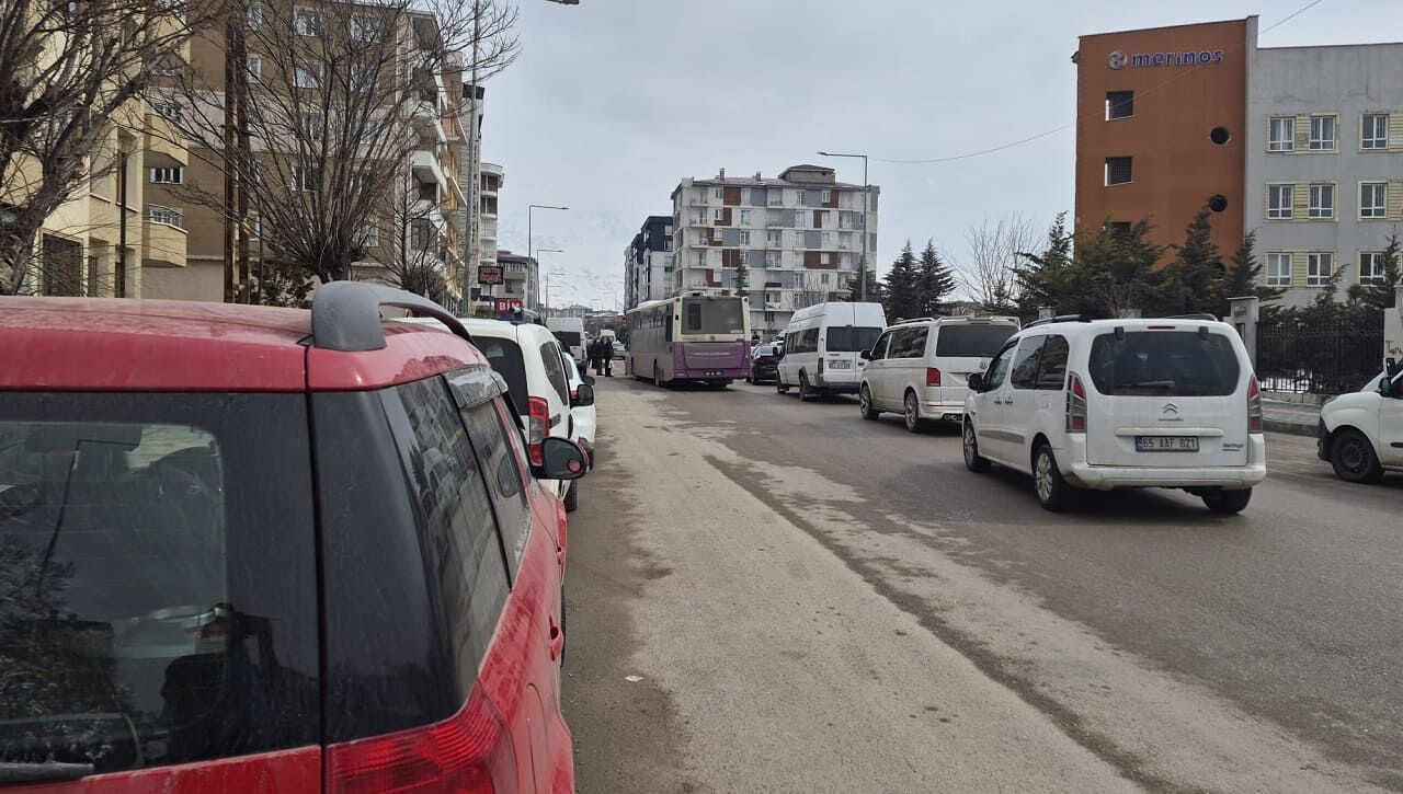 Van’da Belediye Otobüsü Ile Otomobil Çarpıştı! (1)