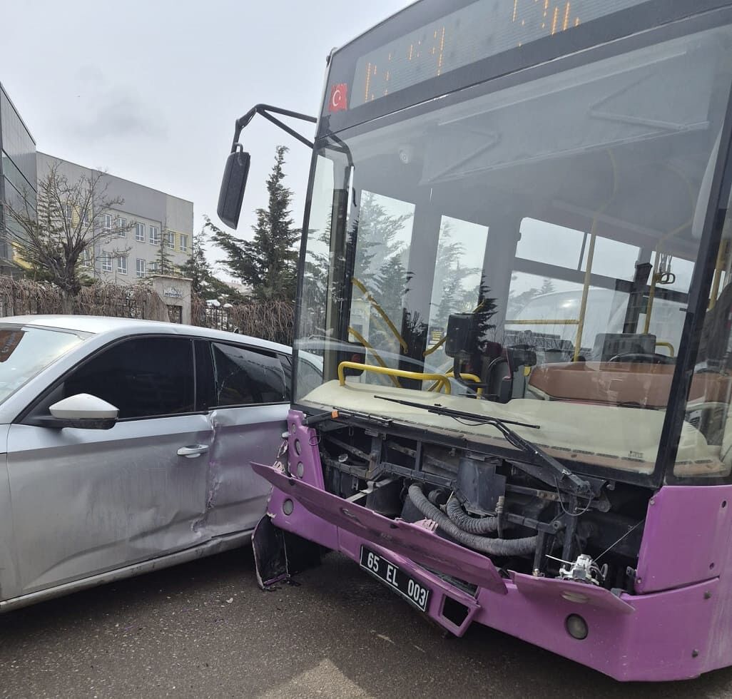 Van’da Belediye Otobüsü Ile Otomobil Çarpıştı! (2)